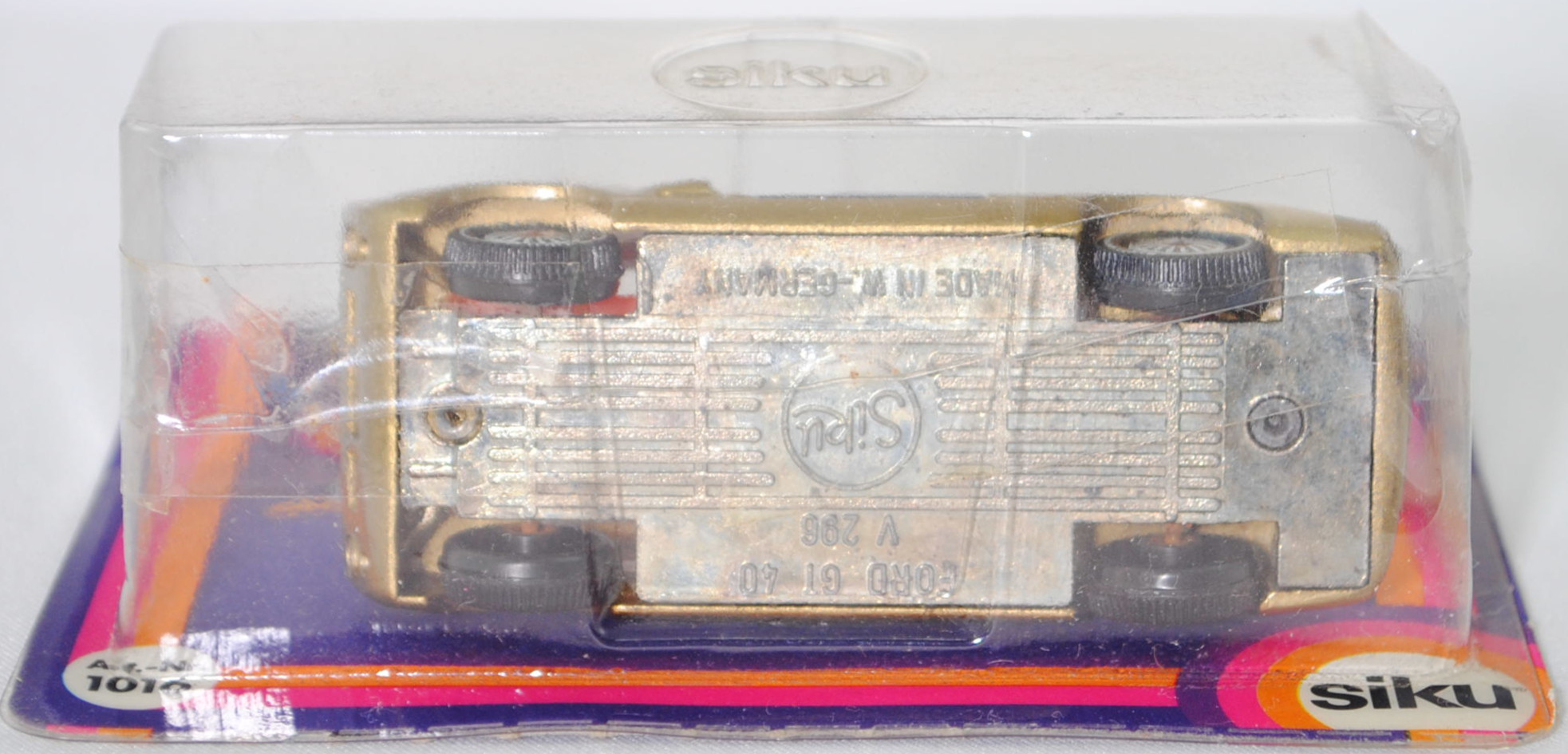 00005 Ford GT40 (Mk I bzw. Mark 1, Modell 1965-1967), Karosserie goldmetallic, Türen schwarz, Bpr. V 296 / W-Germ, Verglasung klar, R11 gerillt, SIKU SUPER, 1:57, P18 (m-)