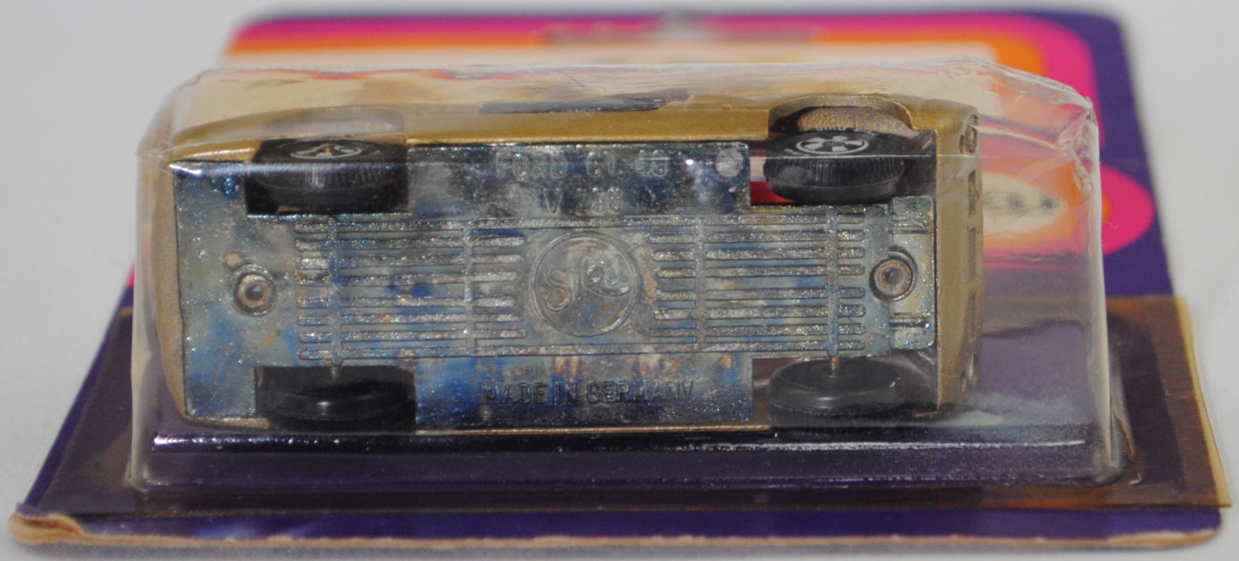 00003 Ford GT40 (Mk I bzw. Mark 1, Modell 1965-1967), Karosserie goldmetallic, Türen schwarz, Bpr. V 296 / Germ, Verglasung klar, R10 weiß, SIKU SUPER, 1:57, P16h mit ®