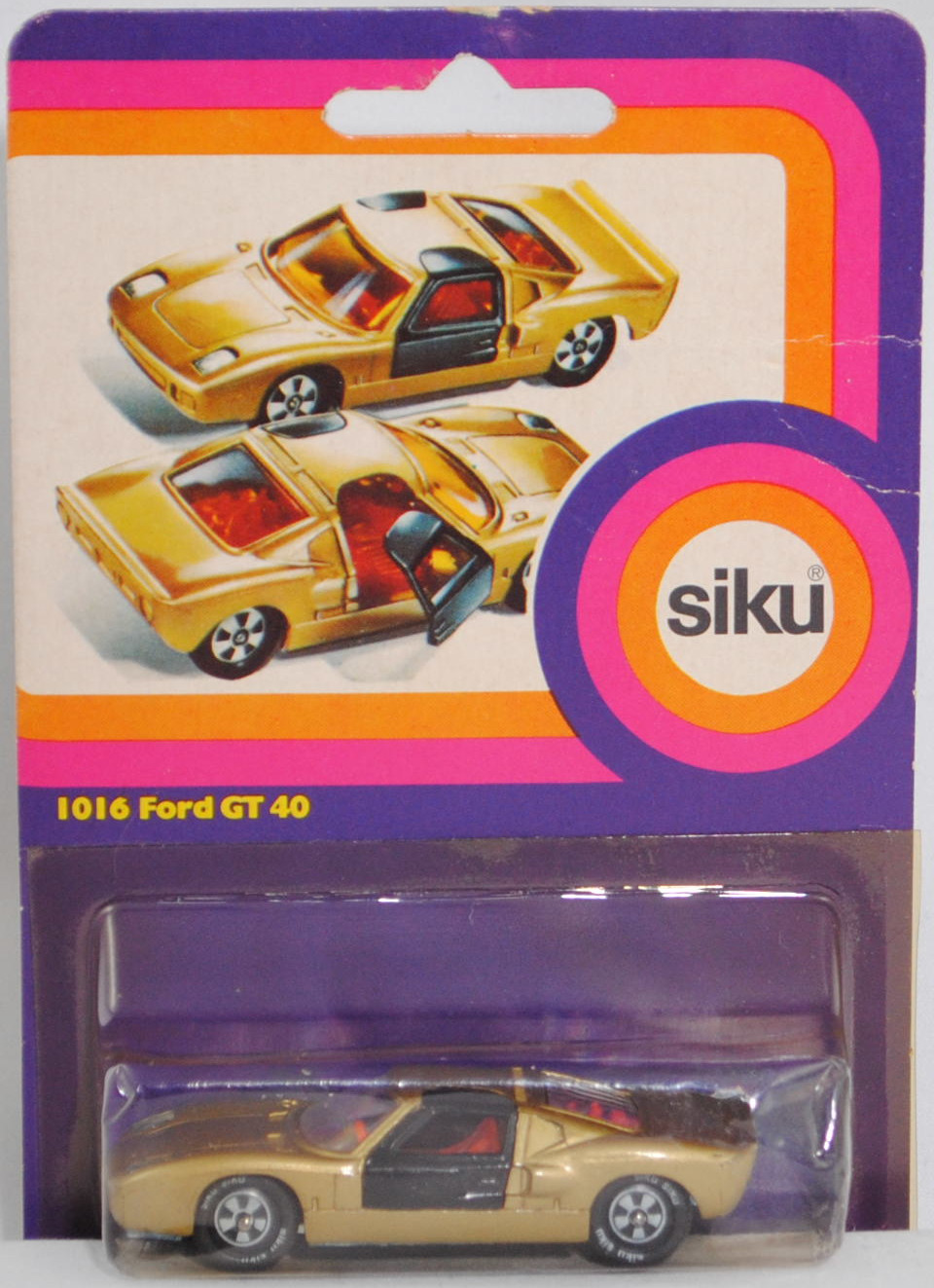 00003 Ford GT40 (Mk I bzw. Mark 1, Modell 1965-1967), Karosserie goldmetallic, Türen schwarz, Bpr. V 296 / Germ, Verglasung klar, R10 weiß, SIKU SUPER, 1:57, P16h mit ®