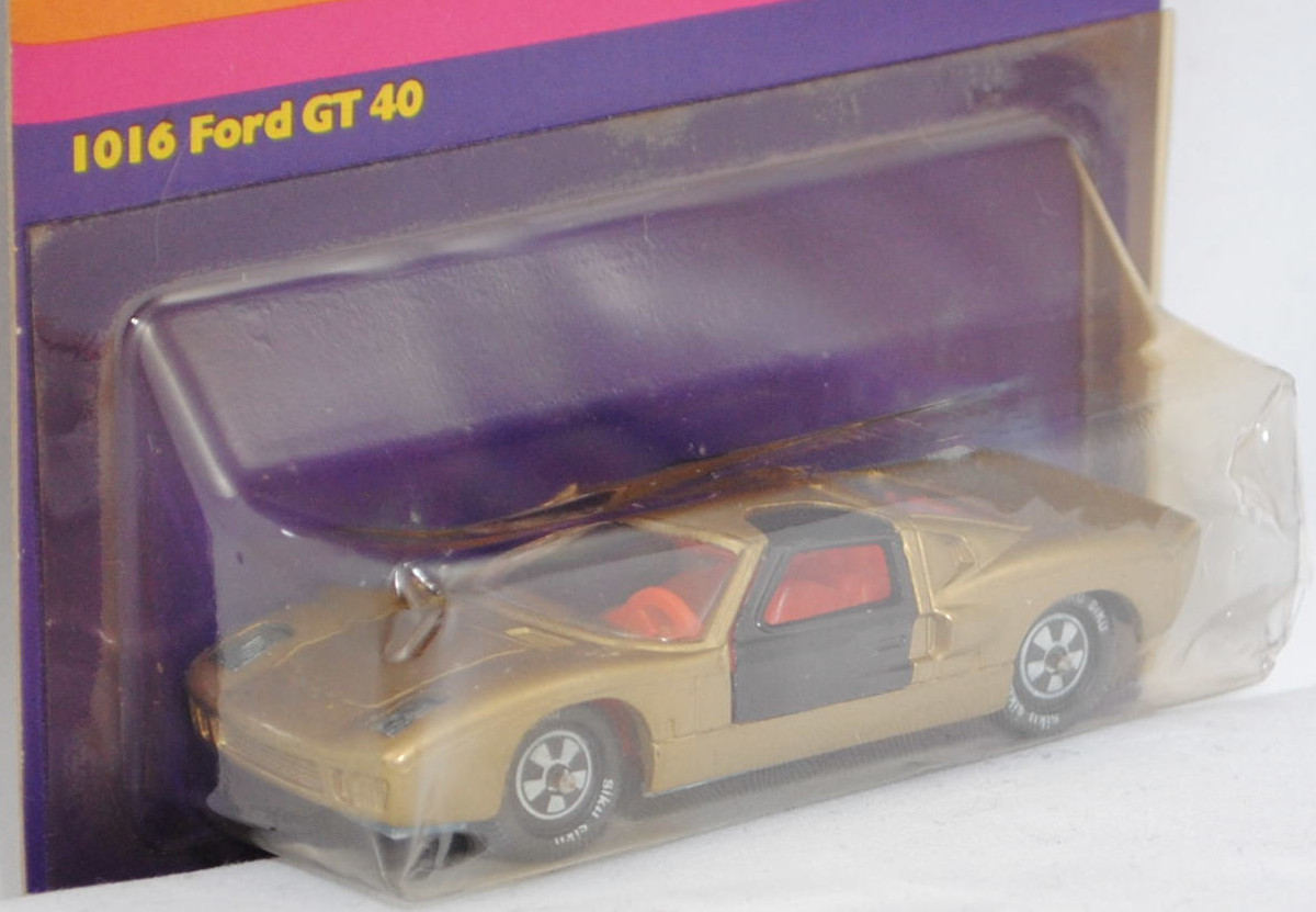 00003 Ford GT40 (Mk I bzw. Mark 1, Modell 1965-1967), Karosserie goldmetallic, Türen schwarz, Bpr. V 296 / Germ, Verglasung klar, R10 weiß, SIKU SUPER, 1:57, P16h mit ®