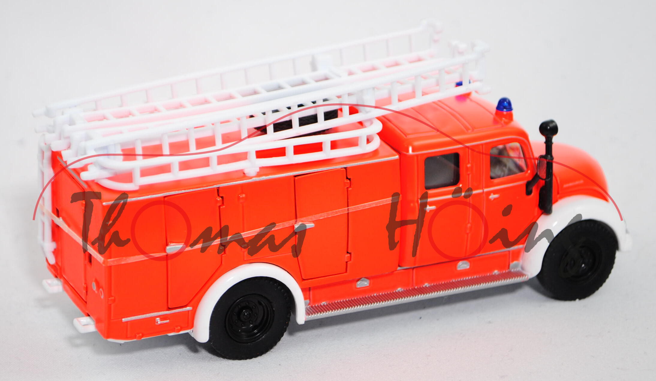 00401.1 Magirus-Deutz Rundhauber Tanklöschfahrzeug (Modell 1952-1967), leuchthellrot/reinweiß, o.K.,