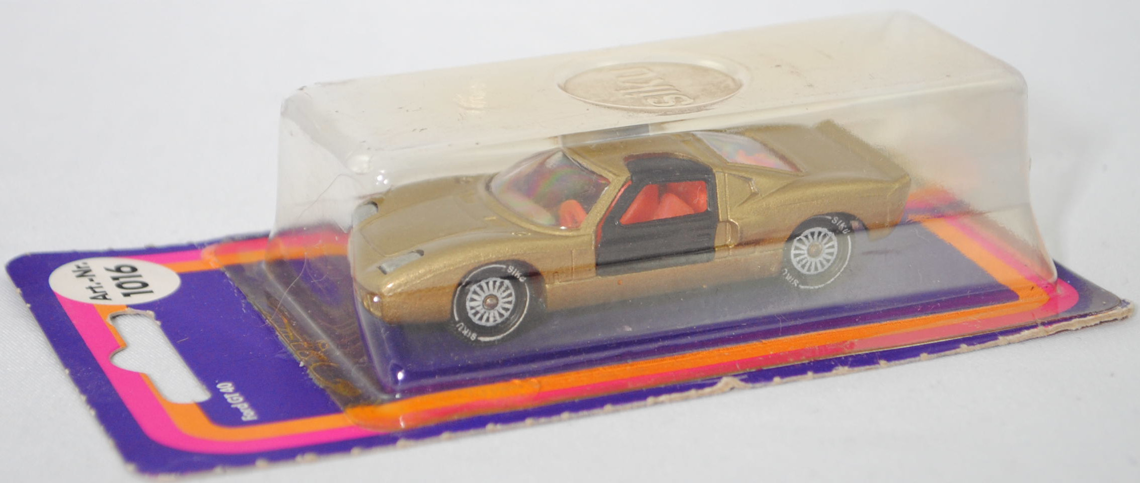 00005 Ford GT40 (Mk I bzw. Mark 1, Modell 1965-1967), Karosserie goldmetallic, Türen schwarz, Bpr. V 296 / W-Germ, Verglasung klar, R11 gerillt, SIKU SUPER, 1:57, P17 (Farbe) (geklebt)