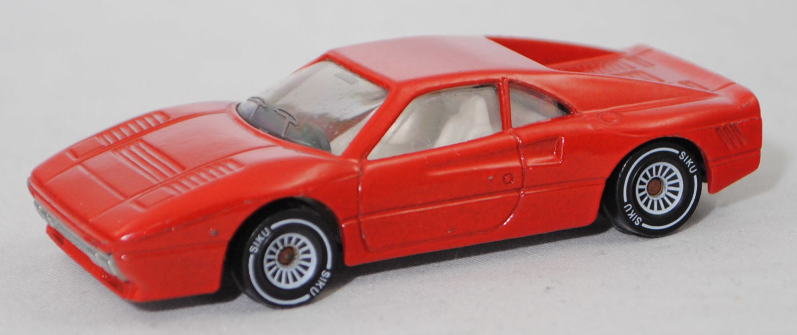 00001 Ferrari GTO (1. Generation, auch Ferrari 288 GTO genannt, F114, Modell 1984-1986), verkehrsrot, innen reinweiß, ohne CE-Zeichen, Verglasung klar, SIKU SUPER, 1:55, m-
