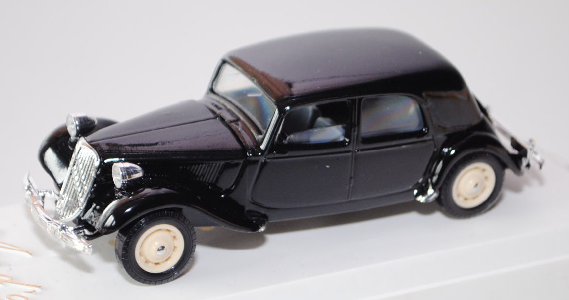 Citroen 15 CV, Modell 1939, schwarz, 2867 cc, Motor 15-6 G, 130 km/h, Motorhaube zu öffnen, Age d\'o