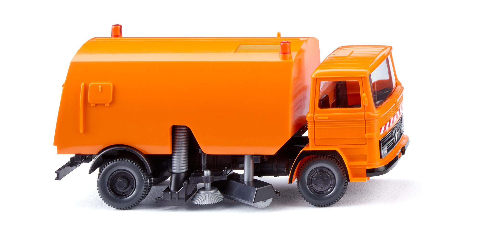 Schörling Großkehrfahrzeug (Straßenkehrwagen) mit Kehrsystem TSZ-Silent auf Fahrgestell Mercedes-Benz LPKO 1317 4x2 (Modell 1965-1975), tieforange, Wiking, 1:87, mb