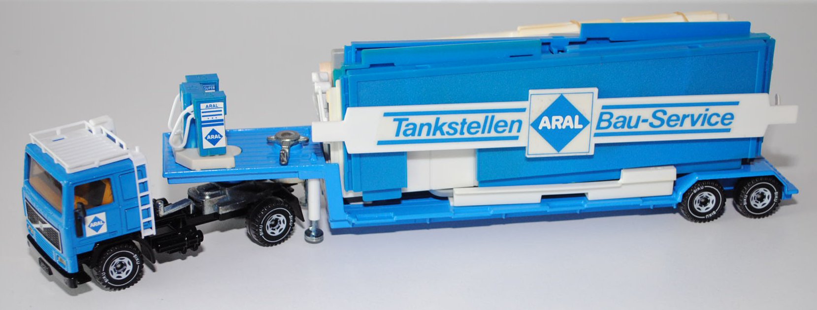 00004 Volvo F10 Turbo 6 ARAL-Tankstellen-Bauzug, himmelblau/schwarz/reinweiß, mit originaler Bauanle