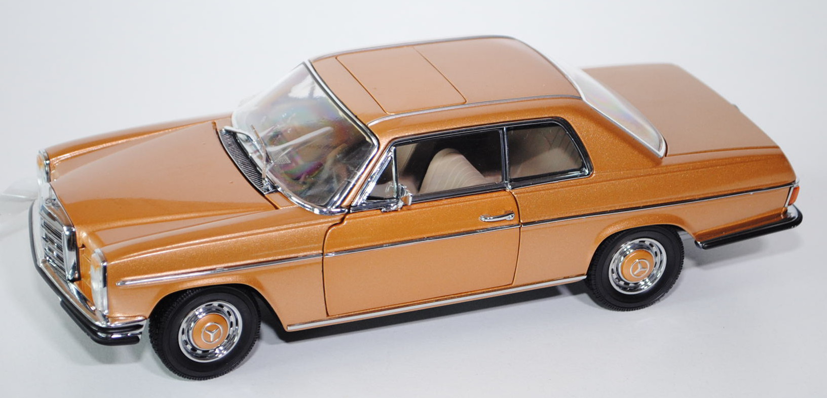 Mercedes-Benz 280 C /8 Coupé (Baureihe W 114), Modell 1972-1973, goldmetallic, Sun Star THE PREMIUM 