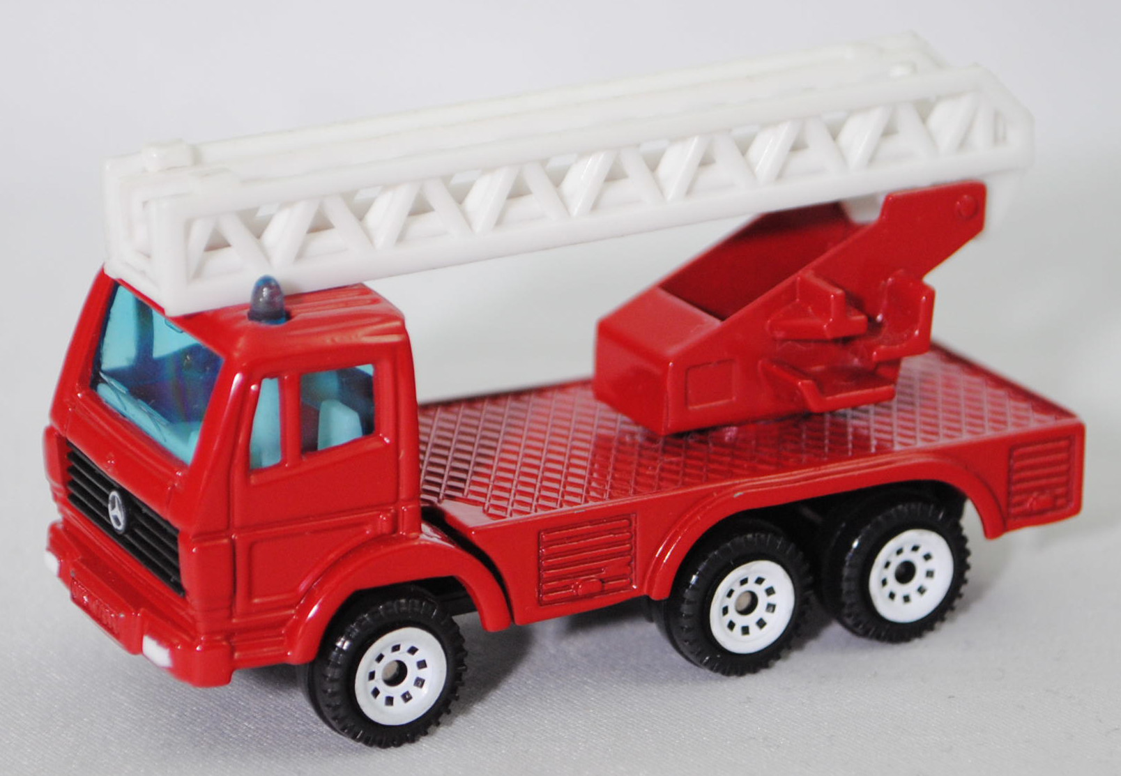 00001 Metz Hubrettungsfahrzeug DL 23-12 S auf Fahrgestell Mercedes-Benz SK 2429 6x4/41 (Modell 1989-1994) (Feuerwehr-Drehleiter), rot, Bpr. 0811/1019/1015, SIKU SUPER, 1:83, m-