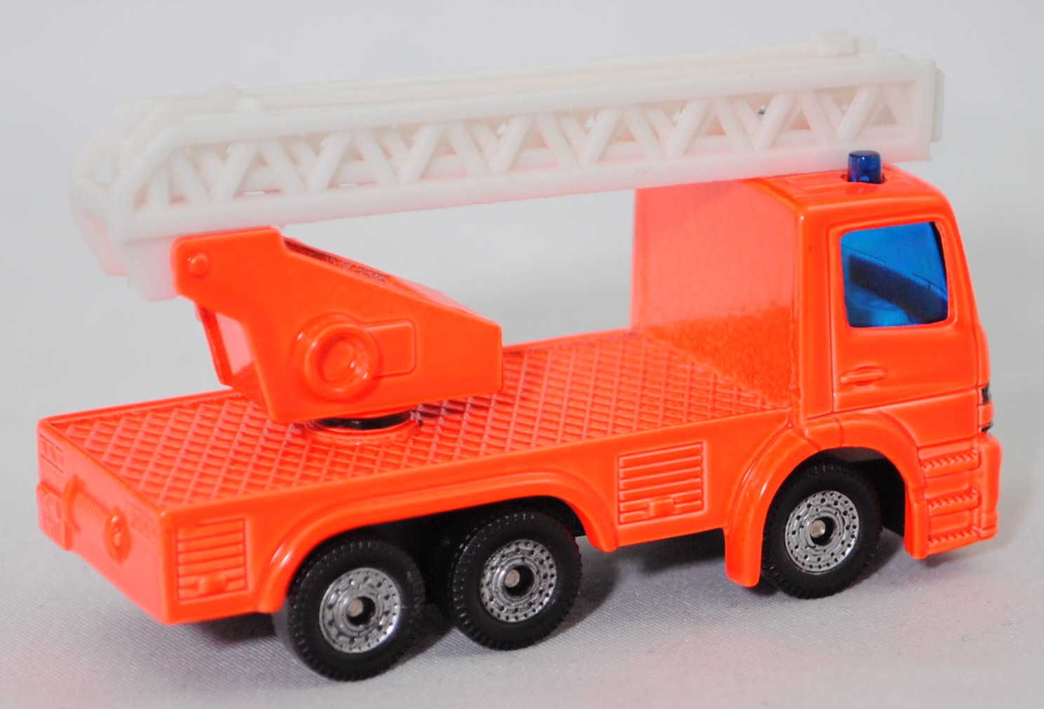 00008 Metz Hubrettungsfahrzeug DL 23-12 S auf Fahrgestell Mercedes-Benz Atego (Modell 1998-2004) (Feuerwehr-Drehleiter), leuchtorange, Bpr. 1015 / 1019, C36, SIKU SUPER, 1:80, m