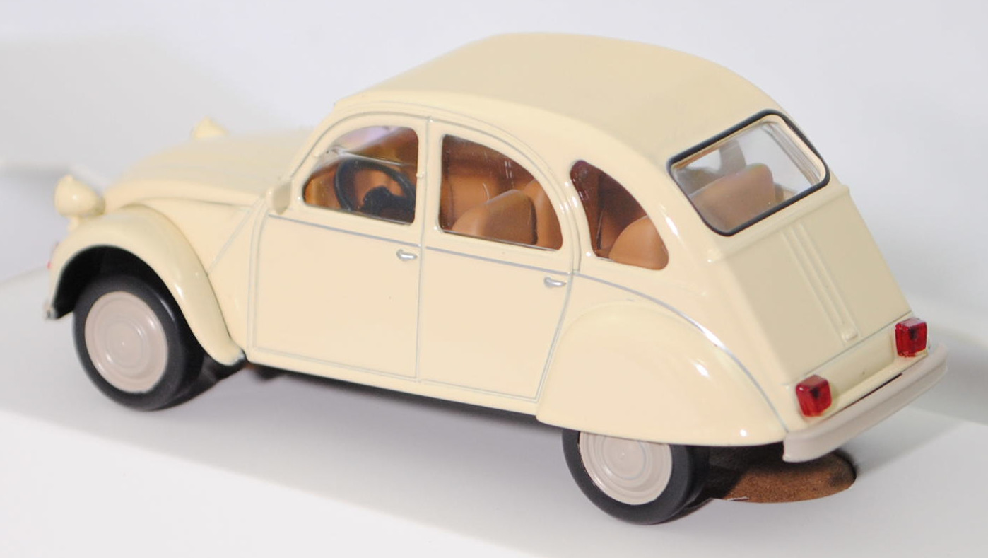 Citroen 2CV6 Club (Typ AZKA, CV = Cheval fiscal, auch Ente oder Döschewo genannt, Modell 1979-1985), hell-elfenbein, innen braunbeige, Norev Jet-car, 1:43, mb