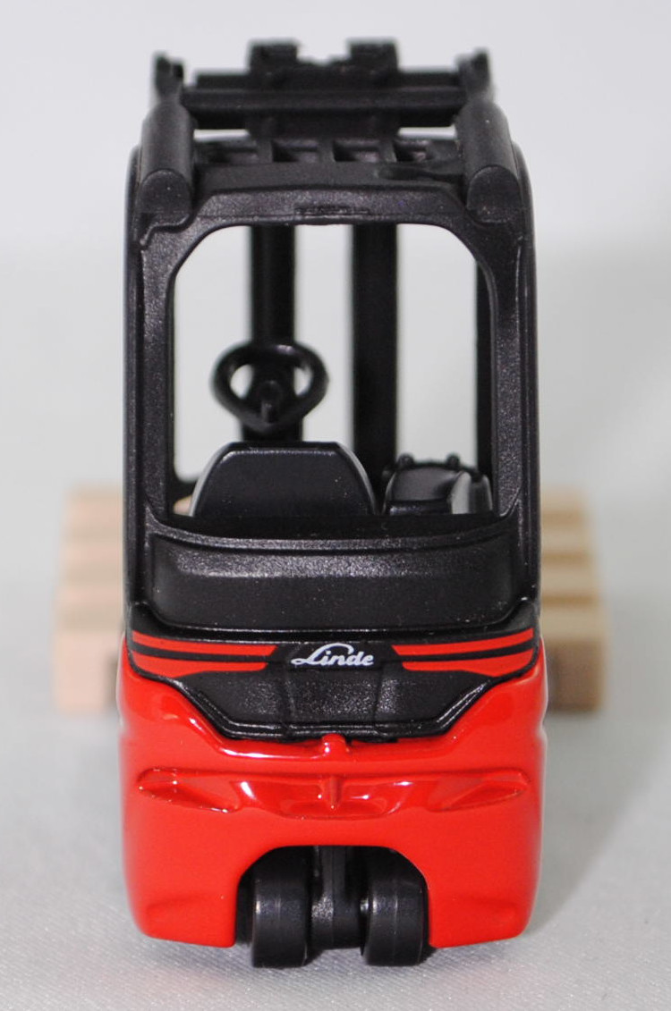 00000 Linde MH Elektrostapler Xi16 (Typ Dreirad-Elektrostapler, Baureihe 1251, Modell 2024-), schwarz/rot, Sitz schwarz, SIKU SUPER, 1:43, P29f