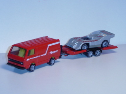 00002 SIKU-Renn-Team, verkehrsrot und verkehrsrot/schwarz, mit Porsche 917/10 TC, silber