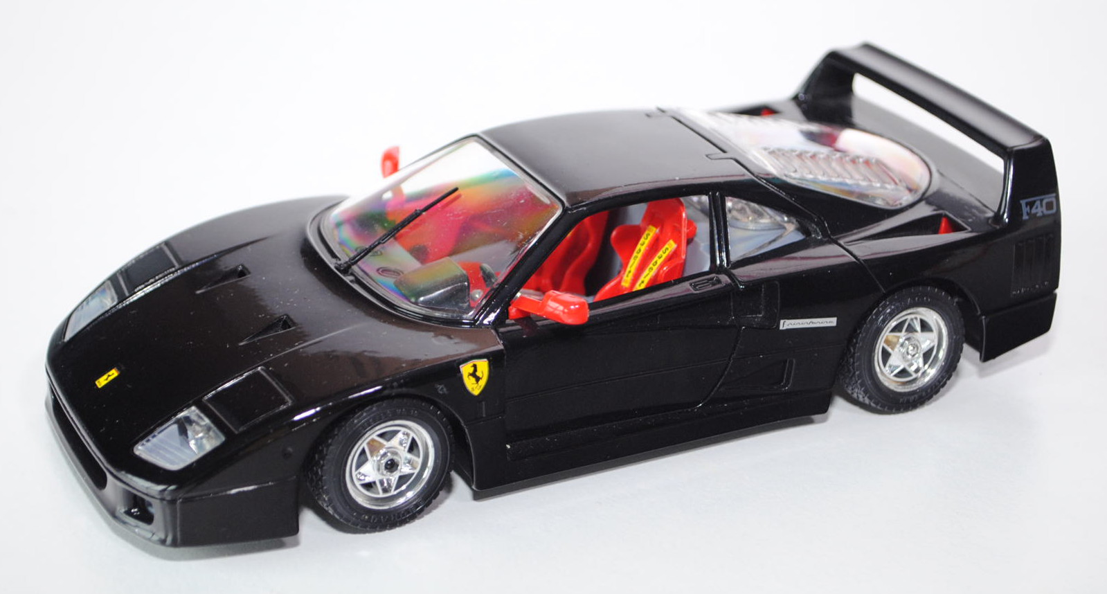 Ferrari F40, Modell 1987, schwarz, Türen + Motorhaube zu öffnen, mit Lenkung, Bburago DIE CAST VIP, 