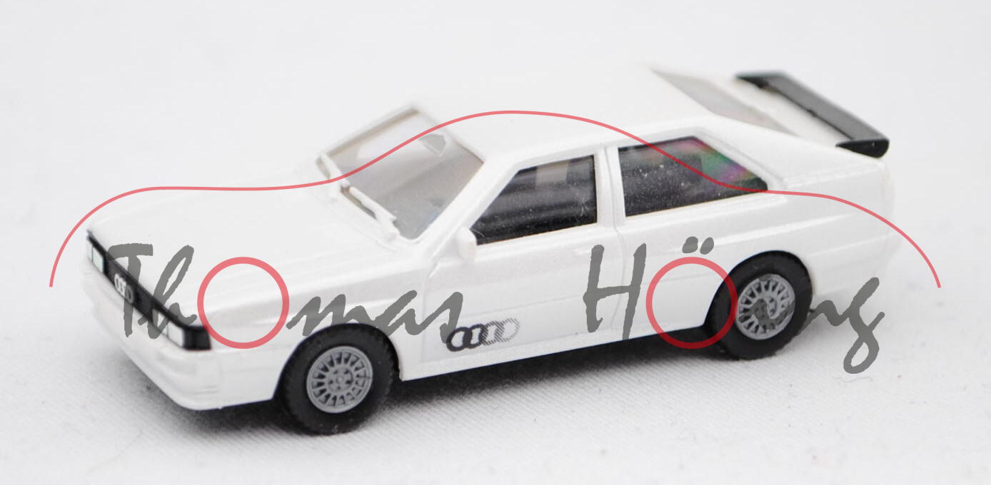 Audi Quattro (B2, Typ 85Q, Modell 1980-1982), weißperlmuttmetallic, mit Audi-Ringen auf den Türen, H