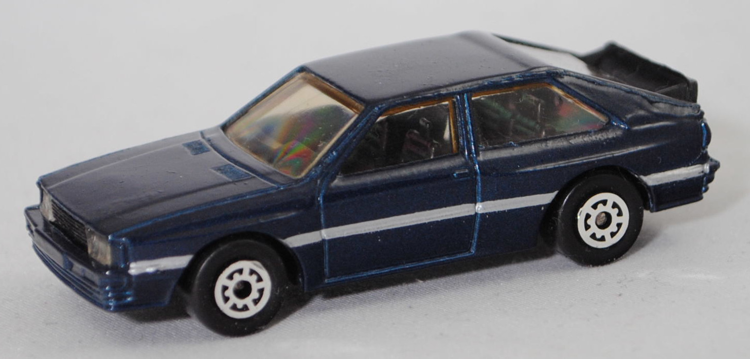 Audi quattro (1. Generation, B2, Typ 85Q, VFL (Vorfacelift), Modell 1980-1982), stahlblaumetallic, Druck Streifen in silber auf den Seiten, EDOCAR®, 1:58, m