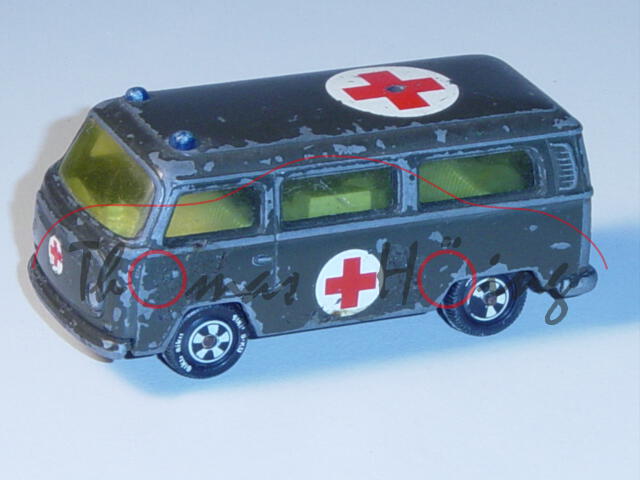 VW Bus (Typ T2) Militär-Krankenwagen, grauoliv, Abziehbild rotes Kreuz im weißen Kreis auf dem Model