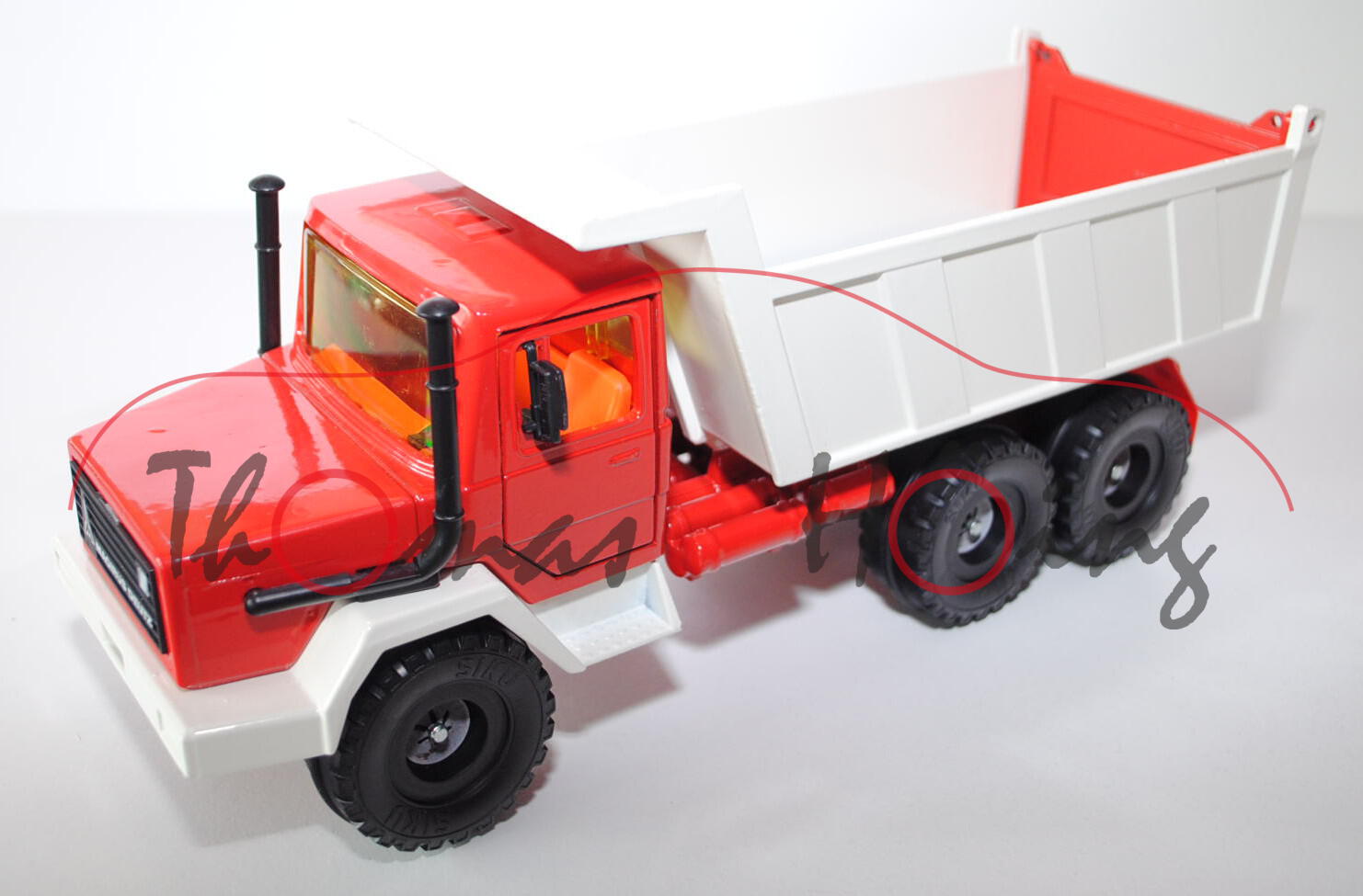 00000 Magirus Deutz Kipper, verkehrsrot/reinweiß, eingesteckte separate Metall-Achse, 1:27, L9