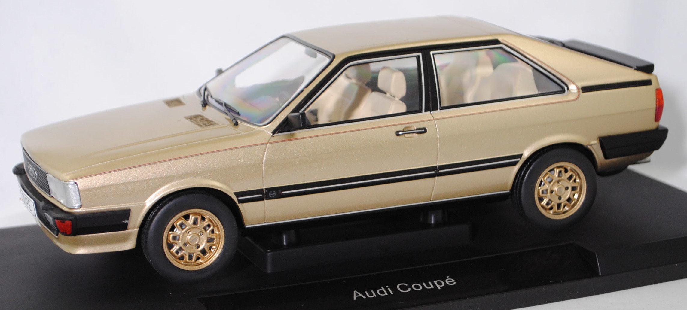 Audi Coupé GT Sondermodell Gold Edition (1. Generation, B2, Typ 81C, Modell 04/1983 - 07/1983), gobimetallic (Y6 / LY1V), MODELCAR GROUP, 1:18, mb
