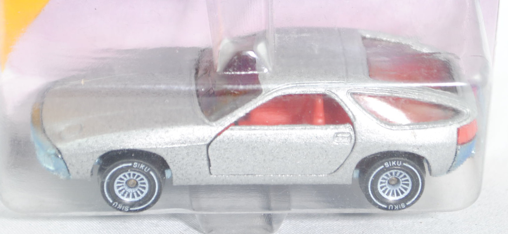 00002 Porsche 928 (Modell 1977-1982), silbergraumetallic (gesprenkelt), innen verkehrsrot, Lenkrad s