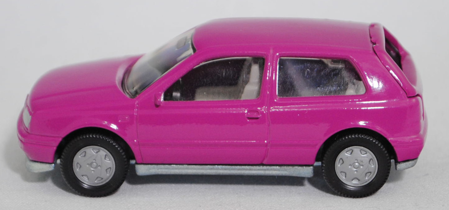 00000 VW Golf III 1.8 GL (Typ 1H, Vorfacelift, Modell 1991-1994), verkehrspurpur, innen grau, Lenkrad schwarz, Chassis chrom, Germ, Bpr. ohne Artikelnummer, SIKU SUPER, 1:56, m