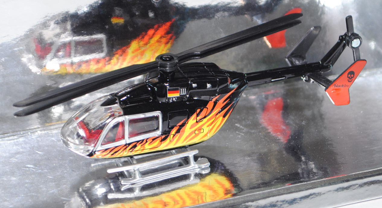 Hubschrauber, schwarz/silber, blackline flames, design by siku, mit Totenkopf auf dem Heck, 1:87, We