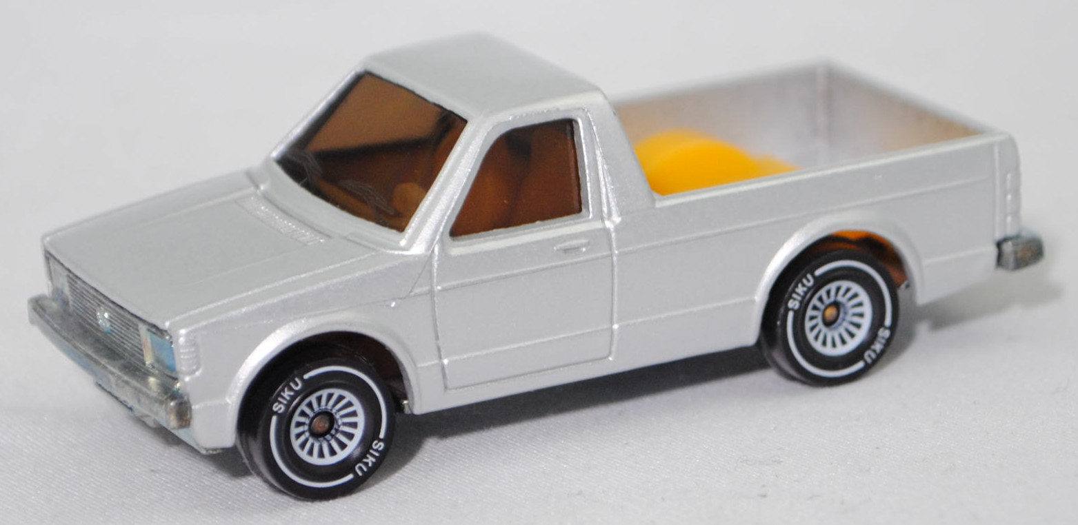 00000 VW Pickup Truck LX (vgl. VW Caddy I) (14D, Typ 147, Mod. 81-83), silber, VOLKSWAGEN in signalrot auf Heckklappe, ohne Kastenaufbau, mit Loch in Bpl., SIKU, 1:58, m