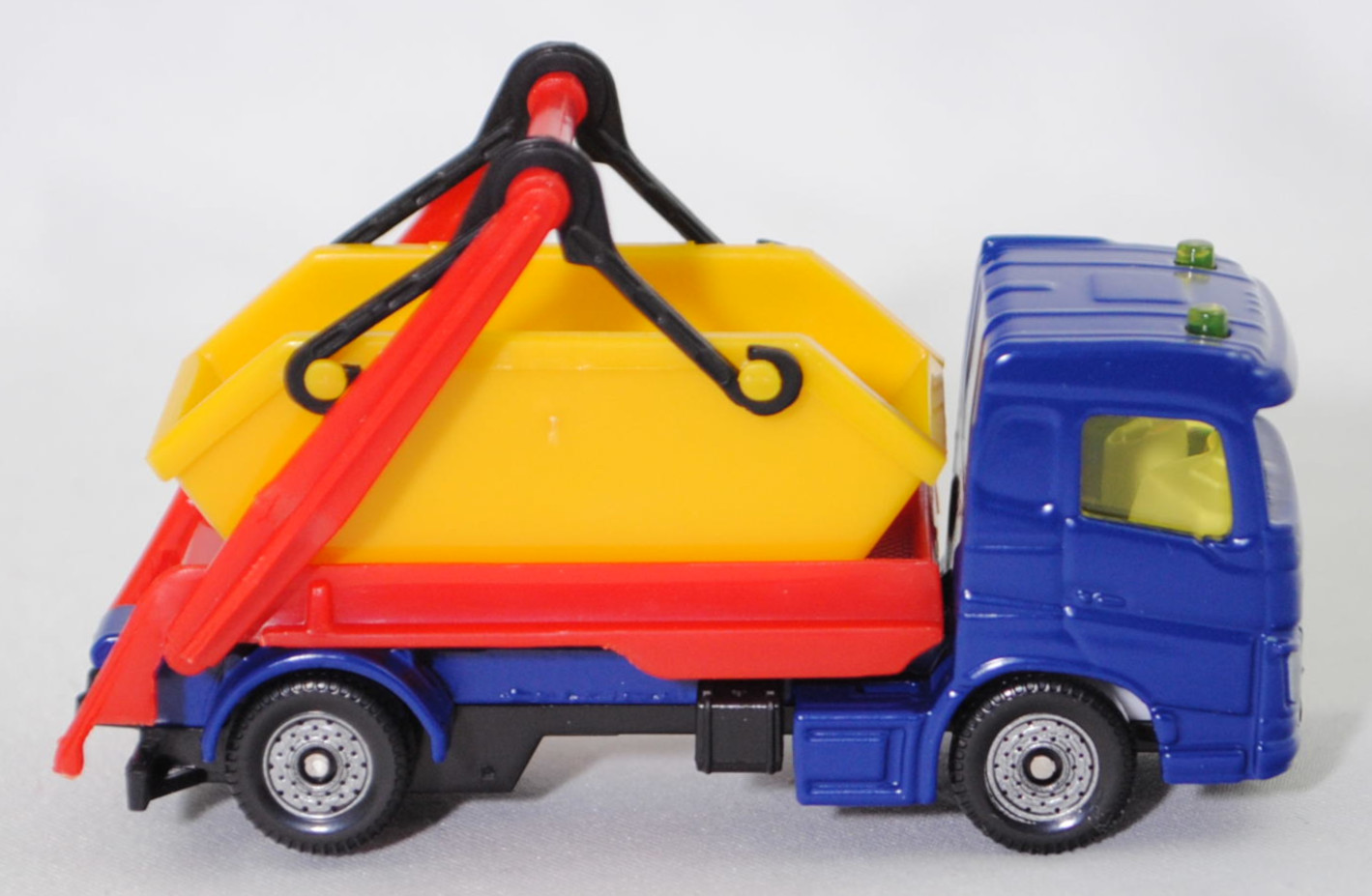 00000 Volvo FM 4x2 (3. Generation, Modell 2013-) Absetzkipper mit Absetzmulde, dunkel-ultramarinblau, Absetzvorrichtung rot, Absetzmulde gelb, SIKU SUPER, 1:82, P29f