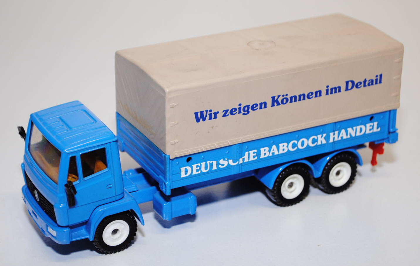 Mercedes LN-2 LKW mit Pritsche und Plane, himmelblau, DEUTSCHE BABCOCK HANDEL als Aufkleber auf den 