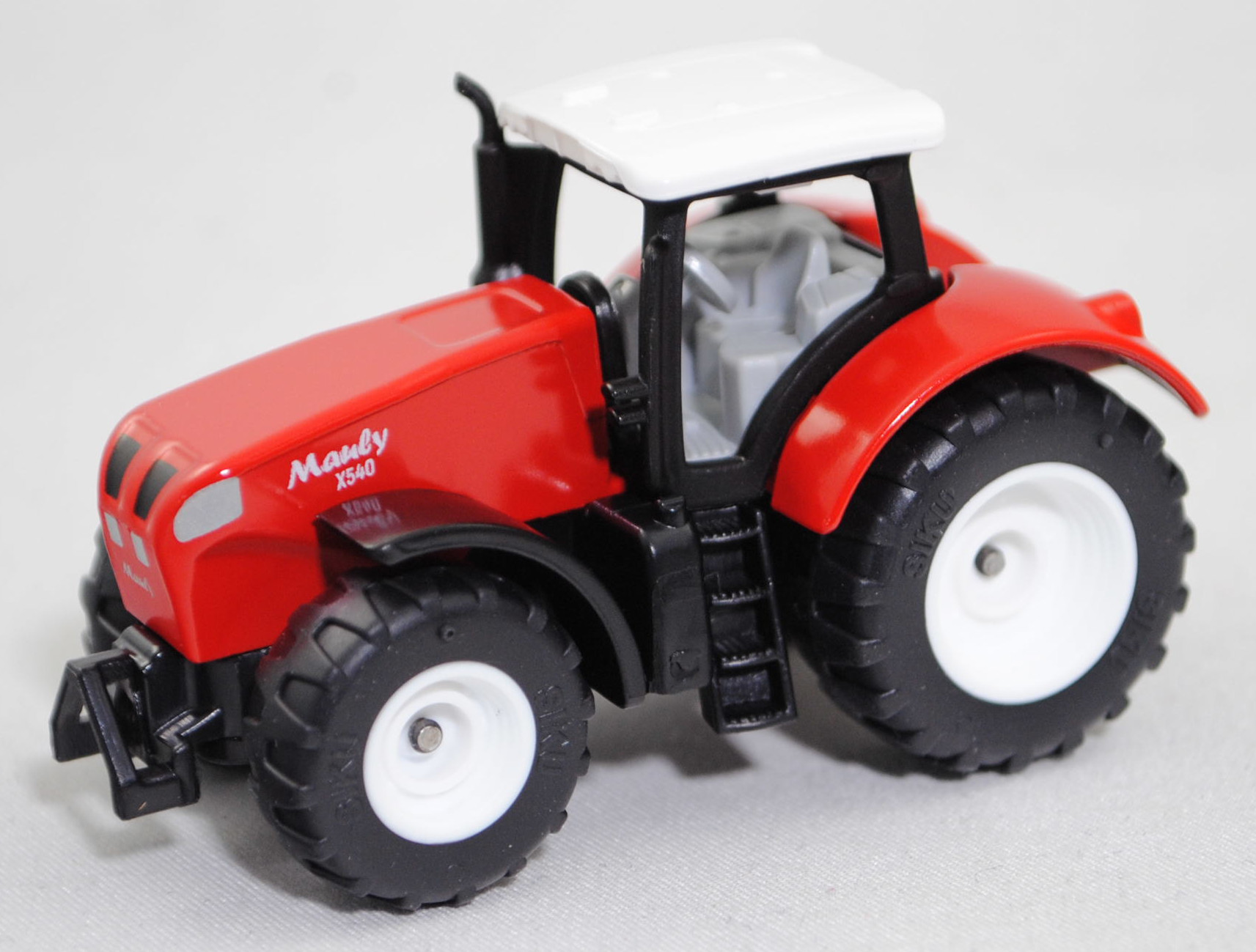 00001 Mauly X540 Traktor, verkehrsrot, Dach weiß, Druck Mauly (5 mm breit) in silber vorne, SIKU, P29e