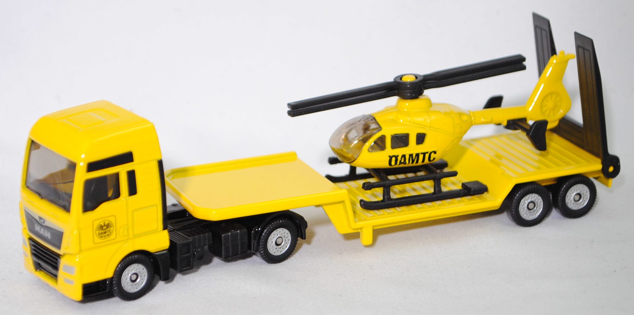 03800 A MAN TGX 18.580 D38 XXL (Mod. 2017-2019) mit Sattelauflieger und ÖAMTC-Hubschrauber Eurocopter EC 135 T1 (Mod. 1996-2002), gelb, ÖAMTC, SIKU SUPER 1:87, L17mpK