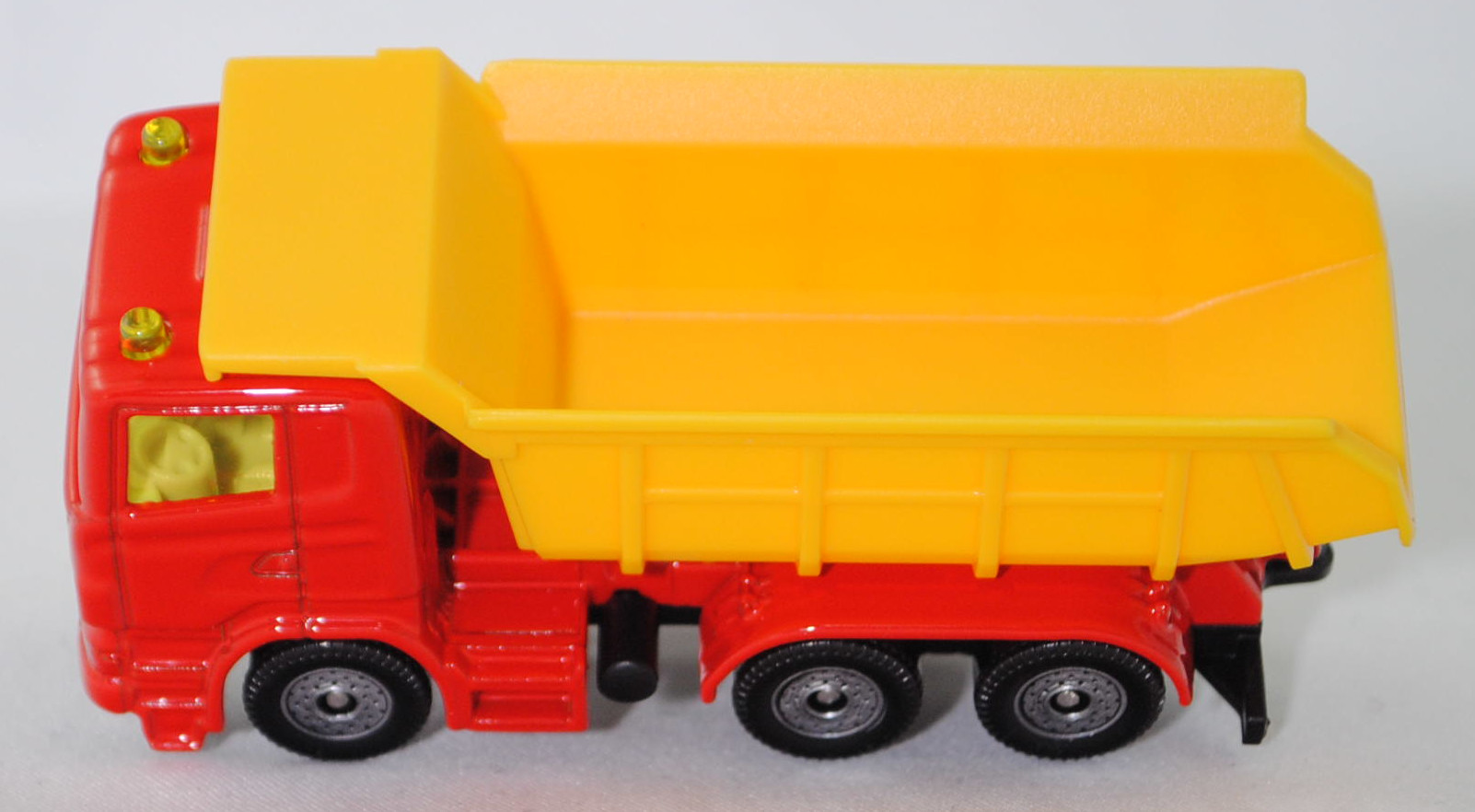 00001 Scania R380 (Baureihe R, Typ CR16, Day cab, Modell 2007-2009) LKW mit Kippmulde, verkehrsrot/verkehrsgelb, U-Bügels links, C36, SIKU SUPER, 1:89, P29f