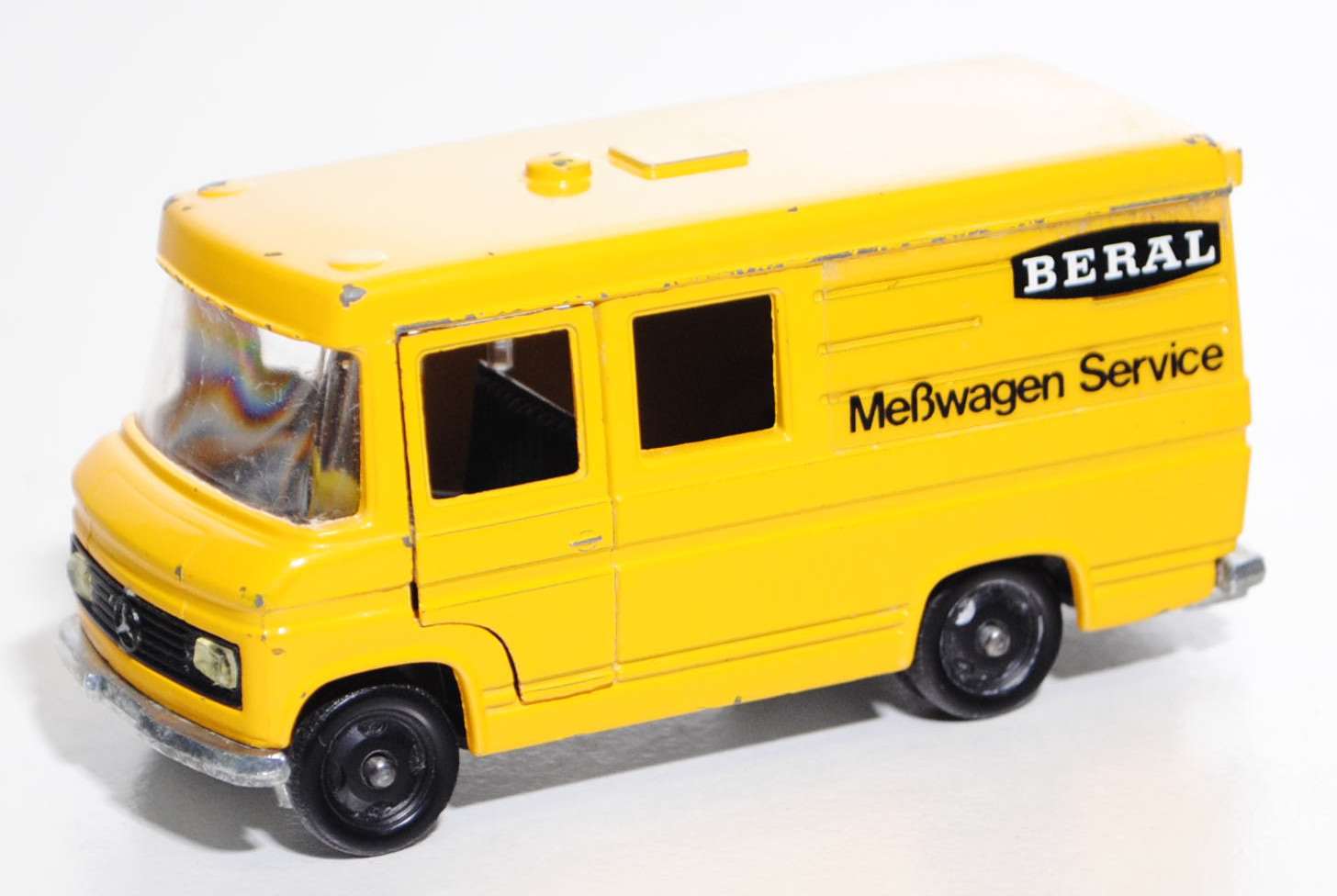 Mercedes-Benz L 406 D (Typ T 2 alt, Baumuster: 309, Modell 1968-1974) Postwagen, signalgelb, innen s