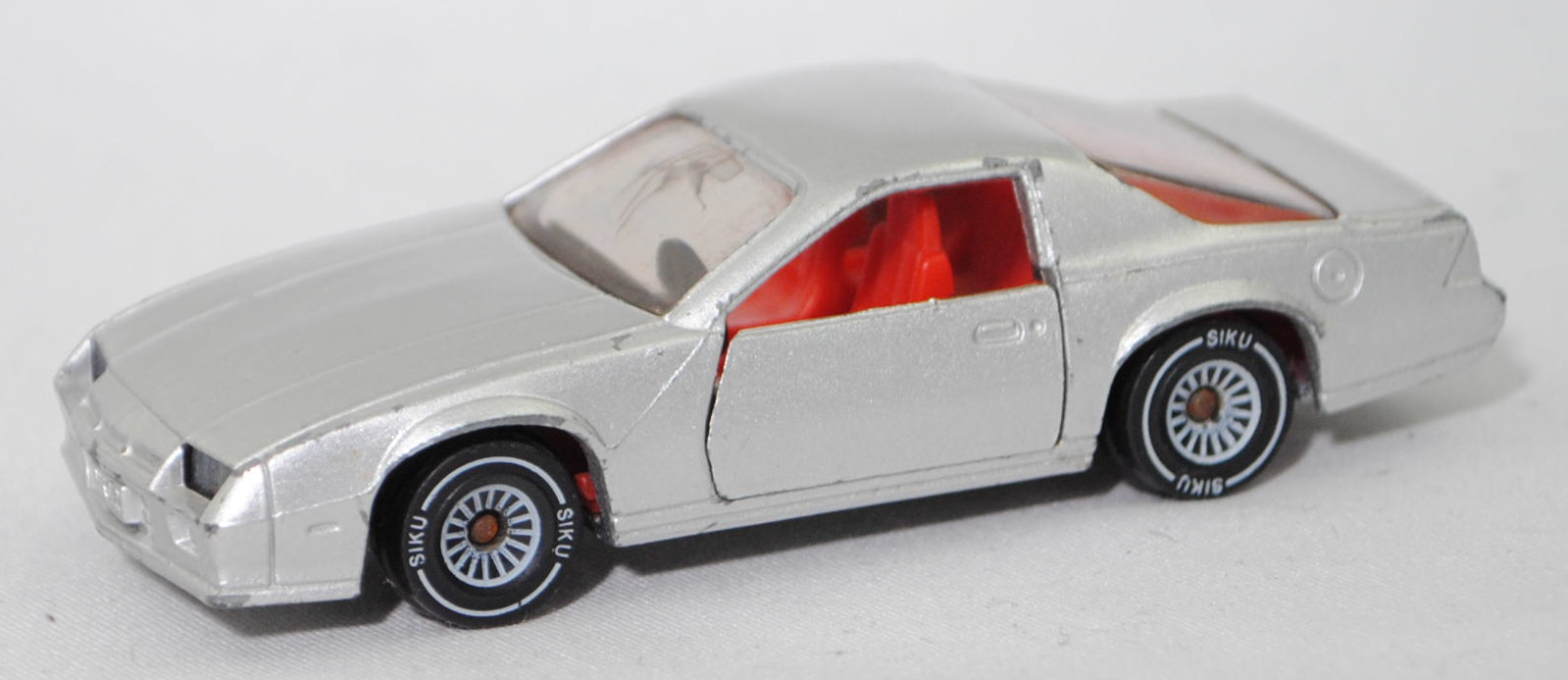 00000 Chevrolet Camaro Berlinetta 5.0L V8 (3. Generation, Vorfacelift, Modell 1982-1984), silber, Bpr. CAMARO Z 28, W-Germ, Chassis chrom, ohne CE-Zeichen, B4, SIKU SUPER, 1:59, vsc