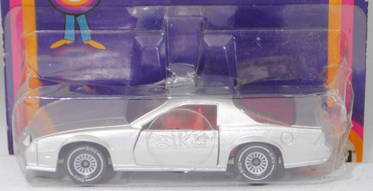 00000 Chevrolet Camaro Berlinetta 5.0L V8 (3. Generation, Vorfacelift, Modell 1982-1984), silber, Bpr. CAMARO Z 28, W-Germ, Chassis chrom, ohne CE-Zeichen, B4, SIKU SUPER, 1:59, P18 offen