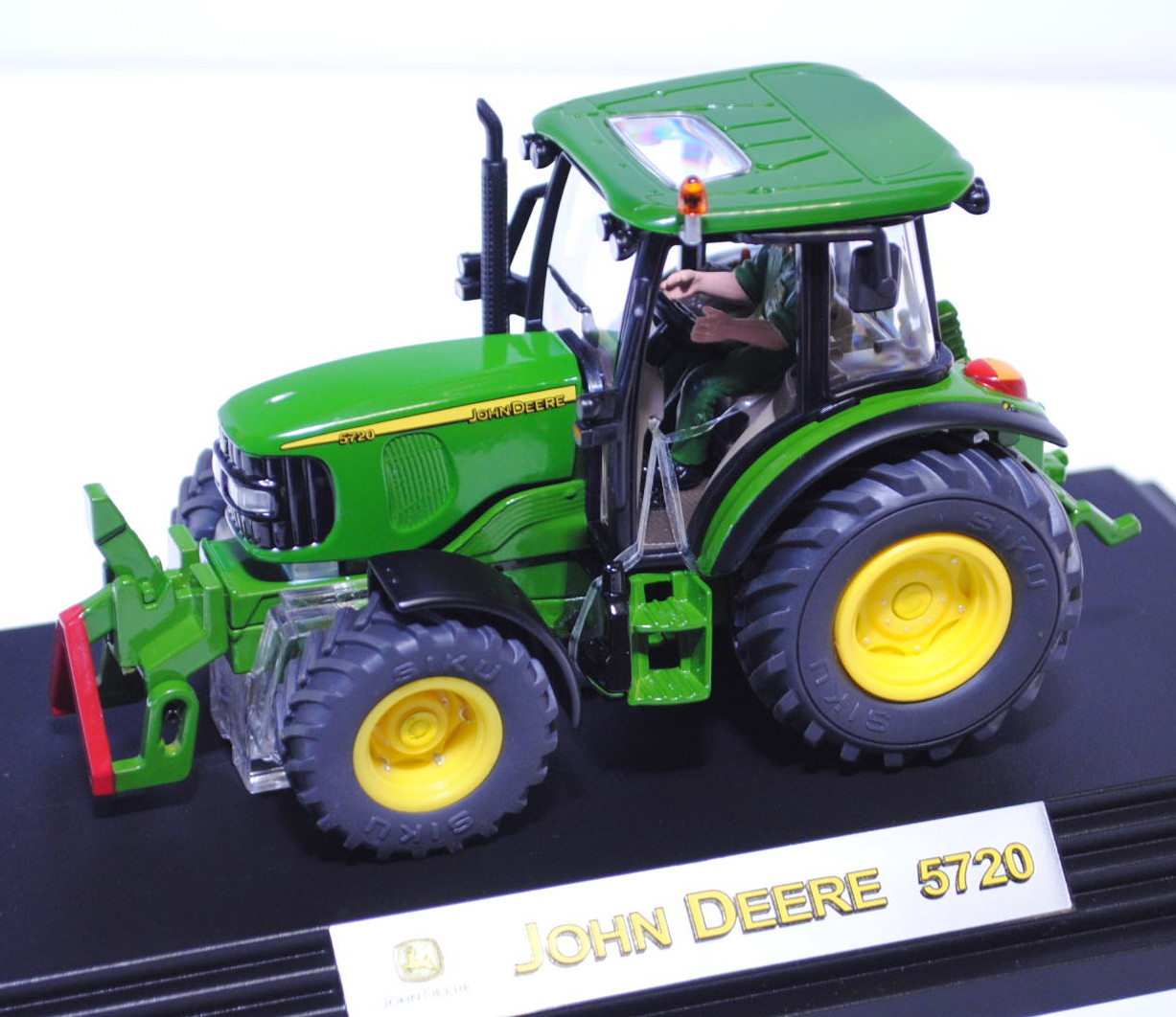 John Deere 5720, smaragdgrün/zinkgelb, mit vielen Drucken und Detailaufwertungen, SIKU FARMER+, 1:32