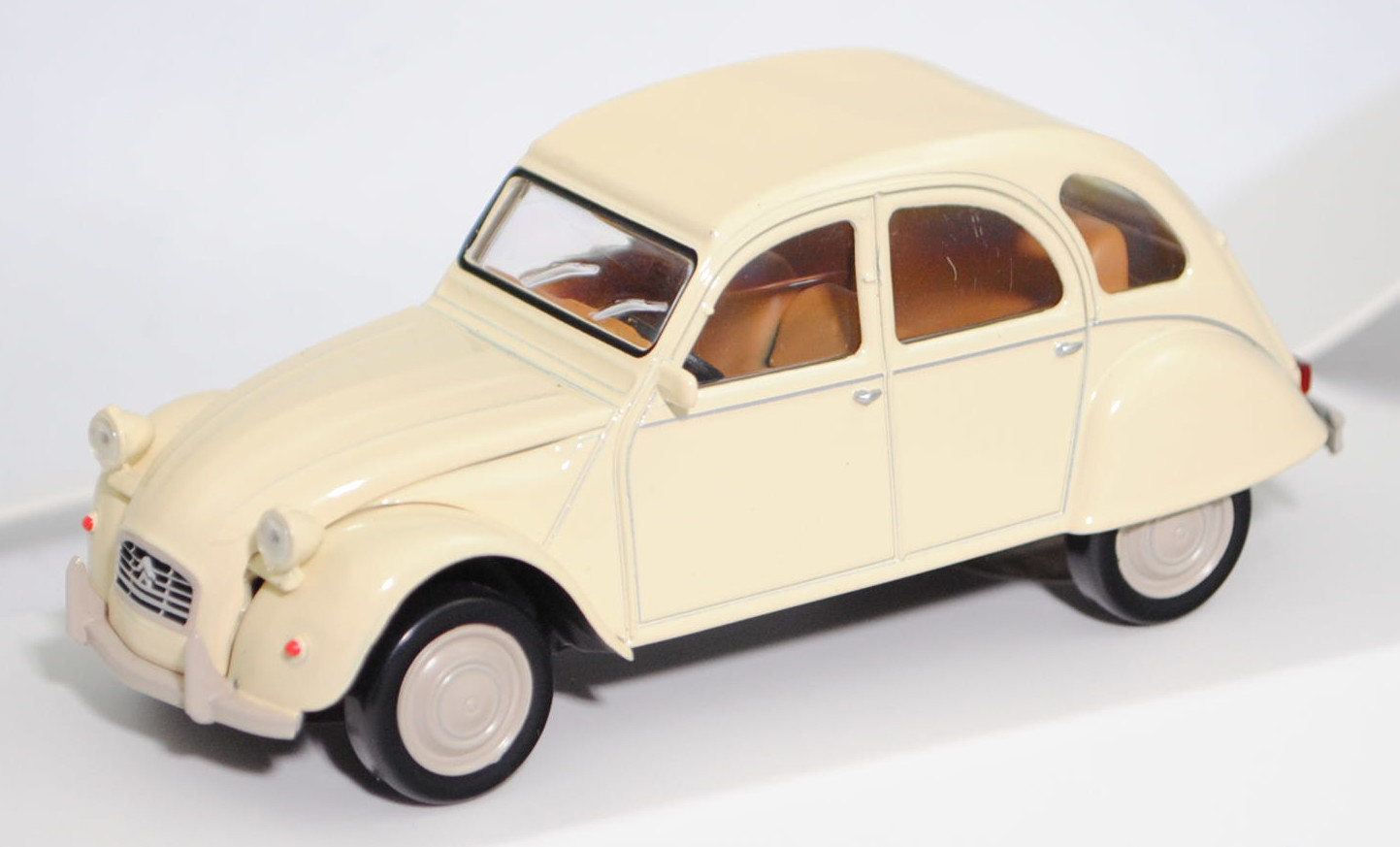 Citroen 2CV6 Club (Typ AZKA, CV = Cheval fiscal, auch Ente oder Döschewo genannt, Modell 1979-1985), hell-elfenbein, innen braunbeige, Norev Jet-car, 1:43, mb