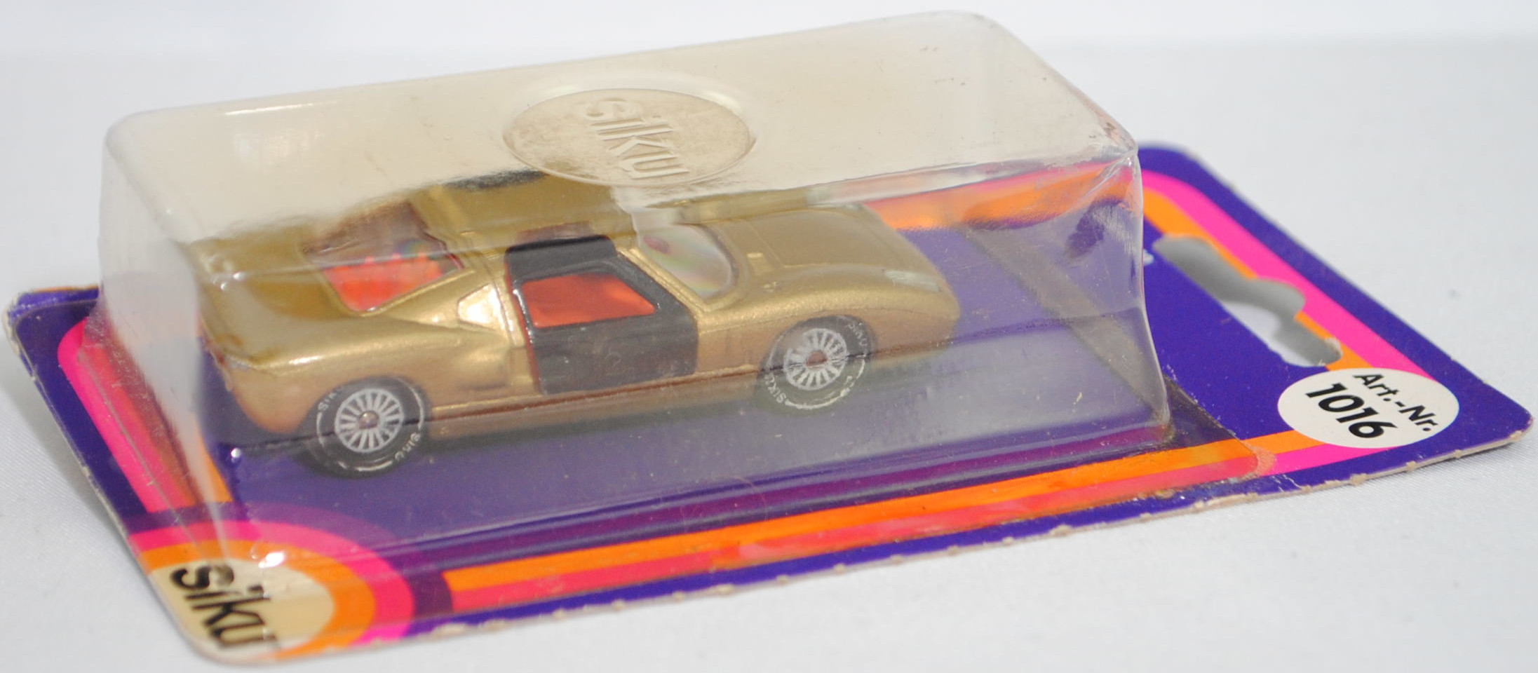 00005 Ford GT40 (Mk I bzw. Mark 1, Modell 1965-1967), Karosserie goldmetallic, Türen schwarz, Bpr. V 296 / W-Germ, Verglasung klar, R11 gerillt, SIKU SUPER, 1:57, P17 (Farbe) (geklebt)