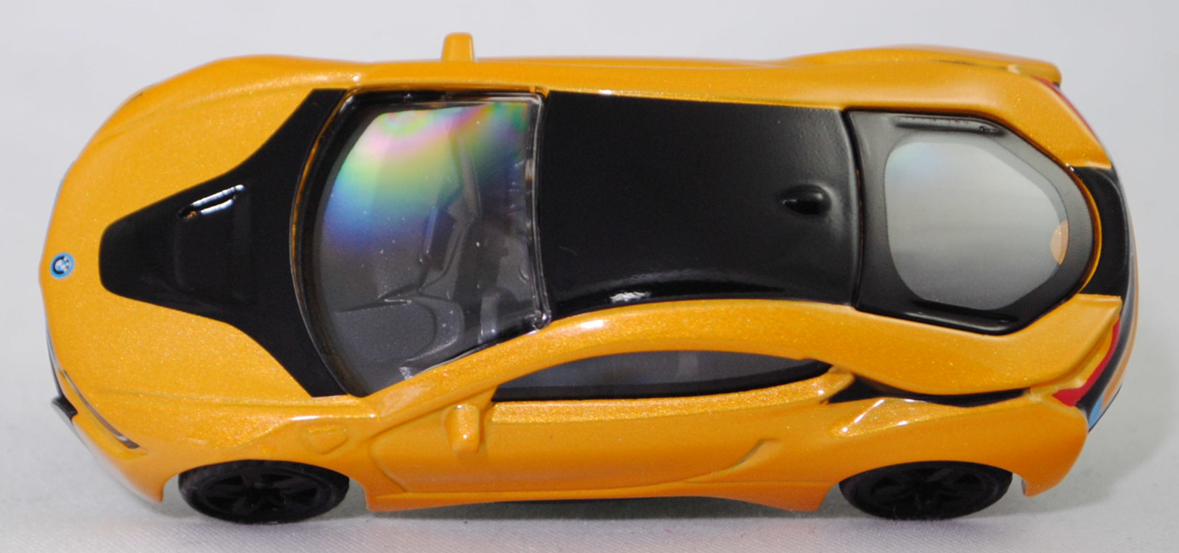 00000 BMW i8 Coupé (1. Generation, Typ I12, Vorfacelift (bei BMW Vor-LCI genannt), Modell 2014-2018), hell-maisgelbmetallic/schwarz, SIKU SUPER, 1:59, P29f
