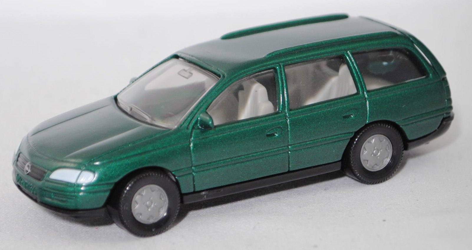 00001 Opel Omega B Caravan 2.0 16V (2. Generation, Vorfacelift (Omega B1), Modell 1994-1997), moosgrünmetallic, Bpr. 2.0 16V auseinander geschrieben, SIKU SUPER, 1:57, m