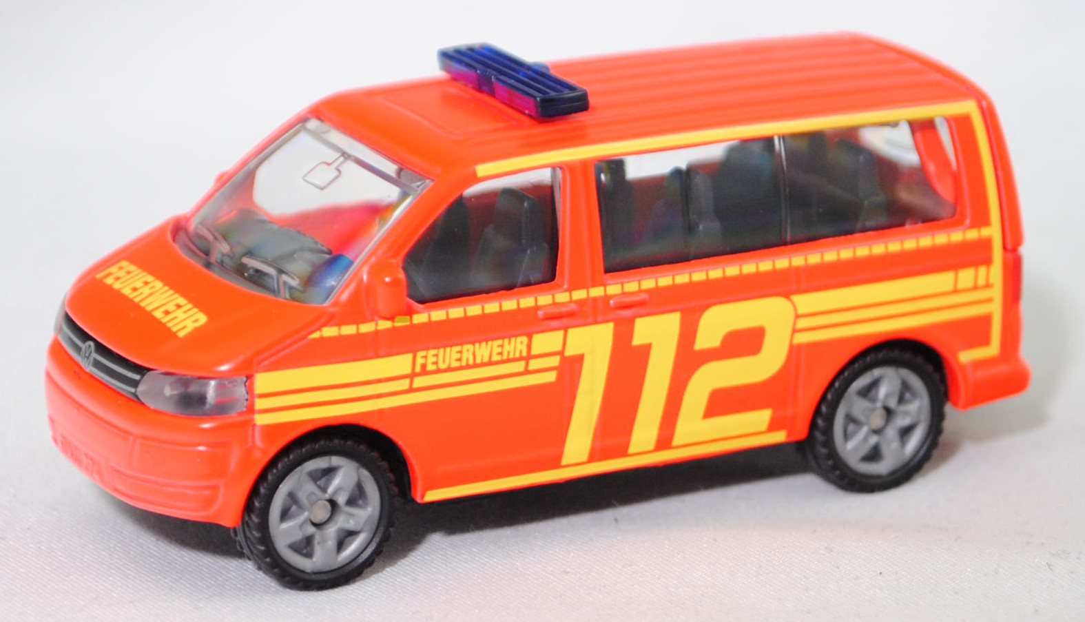 00000 VW T5 GP Multivan Highline 2.0 TDI (5. Generation, Typ 7E, Modell 2009-2015) Feuerwehr Einsatzleitung, hell-leuchtrot, FEUERWEHR 112, SIKU SUPER, 1:61, P29f