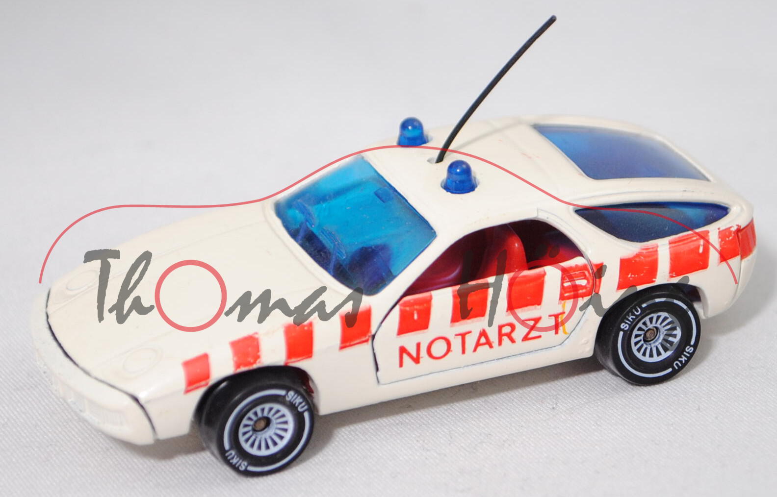 00002 Porsche 928 (1. Gen., Modell 1977-1979) Notarztwagen, cremeweiß, innen blutorange, SIKU, 1:56