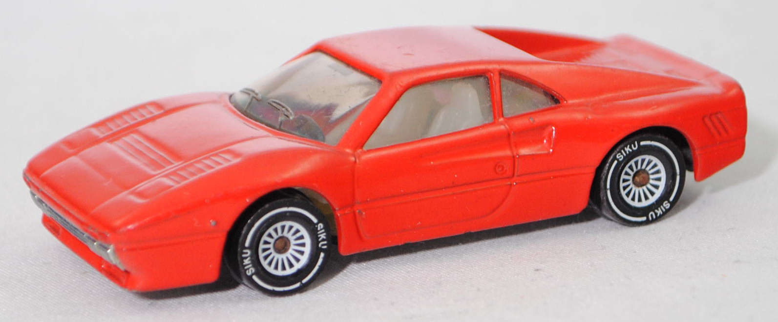 00000 Ferrari GTO (1. Generation, auch Ferrari 288 GTO genannt, F114, Modell 1984-1986), verkehrsrot (vgl. rosso corsa), innen klar (nicht reinweiß!!!), SIKU SUPER, 1:55, vsc