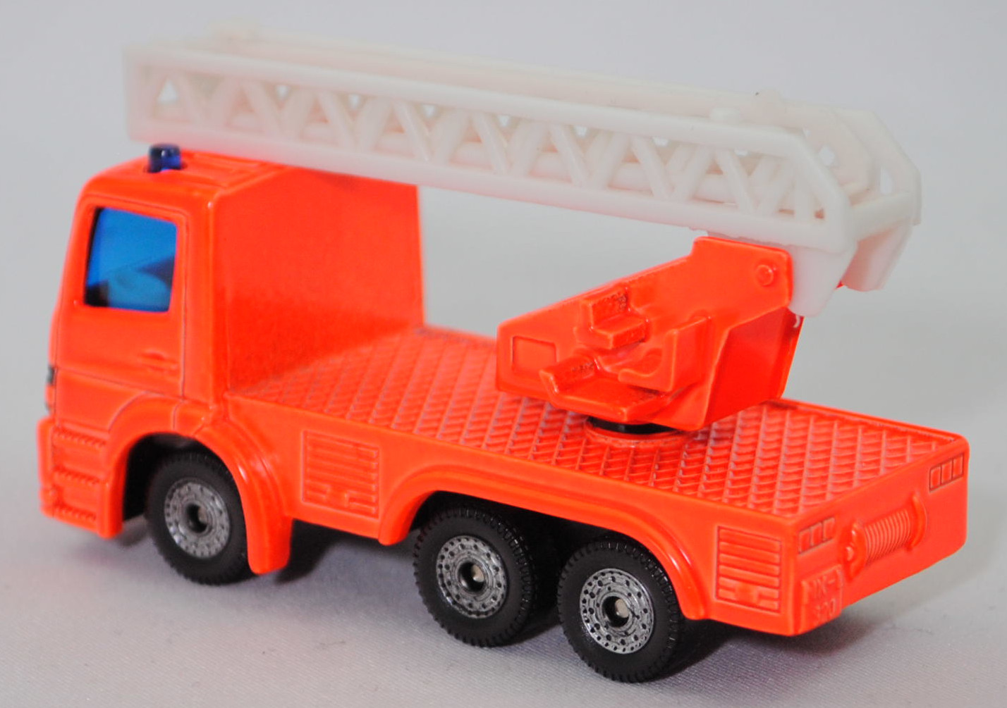 00008 Metz Hubrettungsfahrzeug DL 23-12 S auf Fahrgestell Mercedes-Benz Atego (Modell 1998-2004) (Feuerwehr-Drehleiter), leuchtorange, Bpr. 1015 / 1019, C36, SIKU SUPER, 1:80, m
