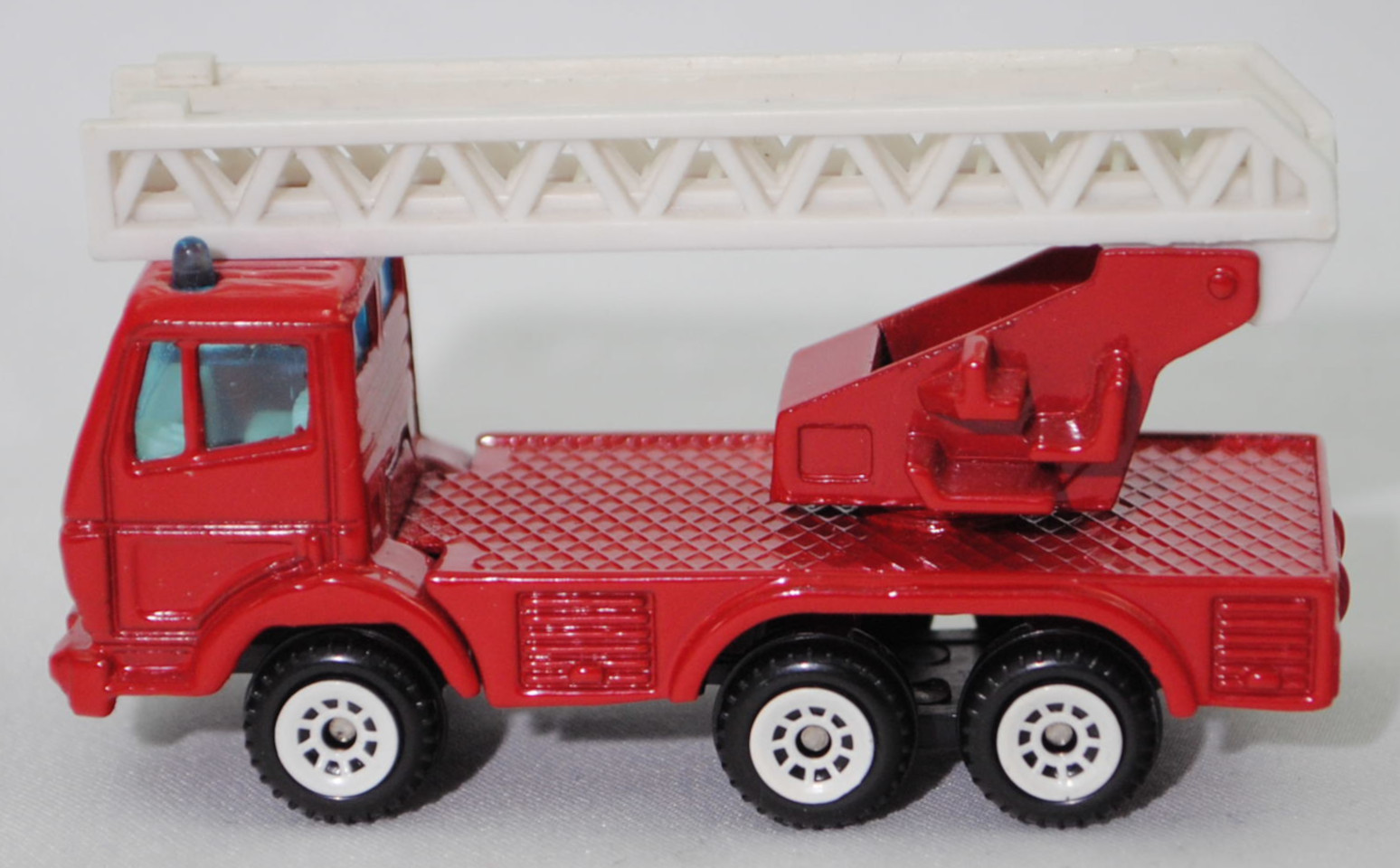 00001 Metz Hubrettungsfahrzeug DL 23-12 S auf Fahrgestell Mercedes-Benz SK 2429 6x4/41 (Modell 1989-1994) (Feuerwehr-Drehleiter), rot, Bpr. 0811/1019/1015, SIKU SUPER, 1:83, m