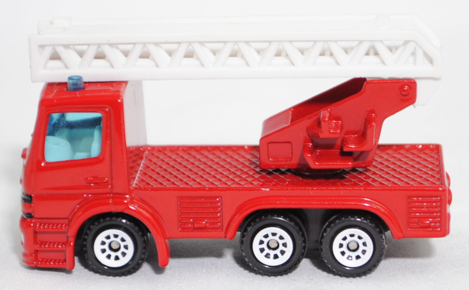 00002 Metz Hubrettungsfahrzeug DL 23-12 S auf Fahrgestell Mercedes-Benz Atego (Modell 1998-2004) (Feuerwehr-Drehleiter), signalrot, C1 weiß, SIKU SUPER, 1:80, m