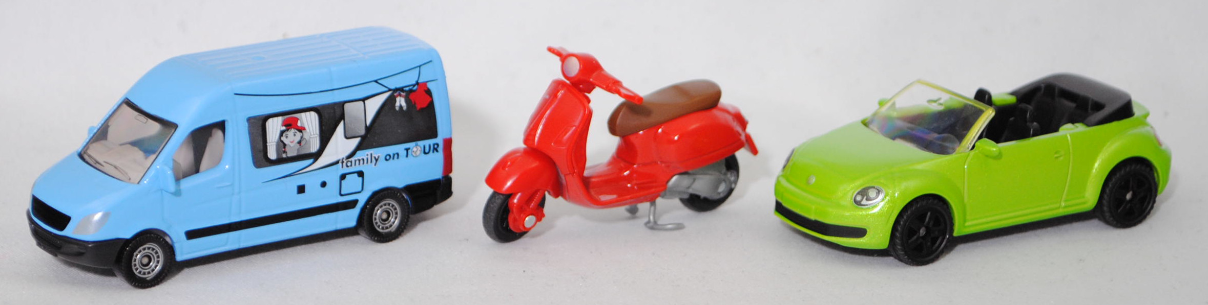00400 Reisezeitset 1: Mercedes-Benz Sprinter II Campervan, blau + Vespa 125 GTS Super, rot + VW The Beetle Cabriolet 1.2 TSI, grünmetallic, SIKU SUPER, P29e (SPECIAL EDITION)