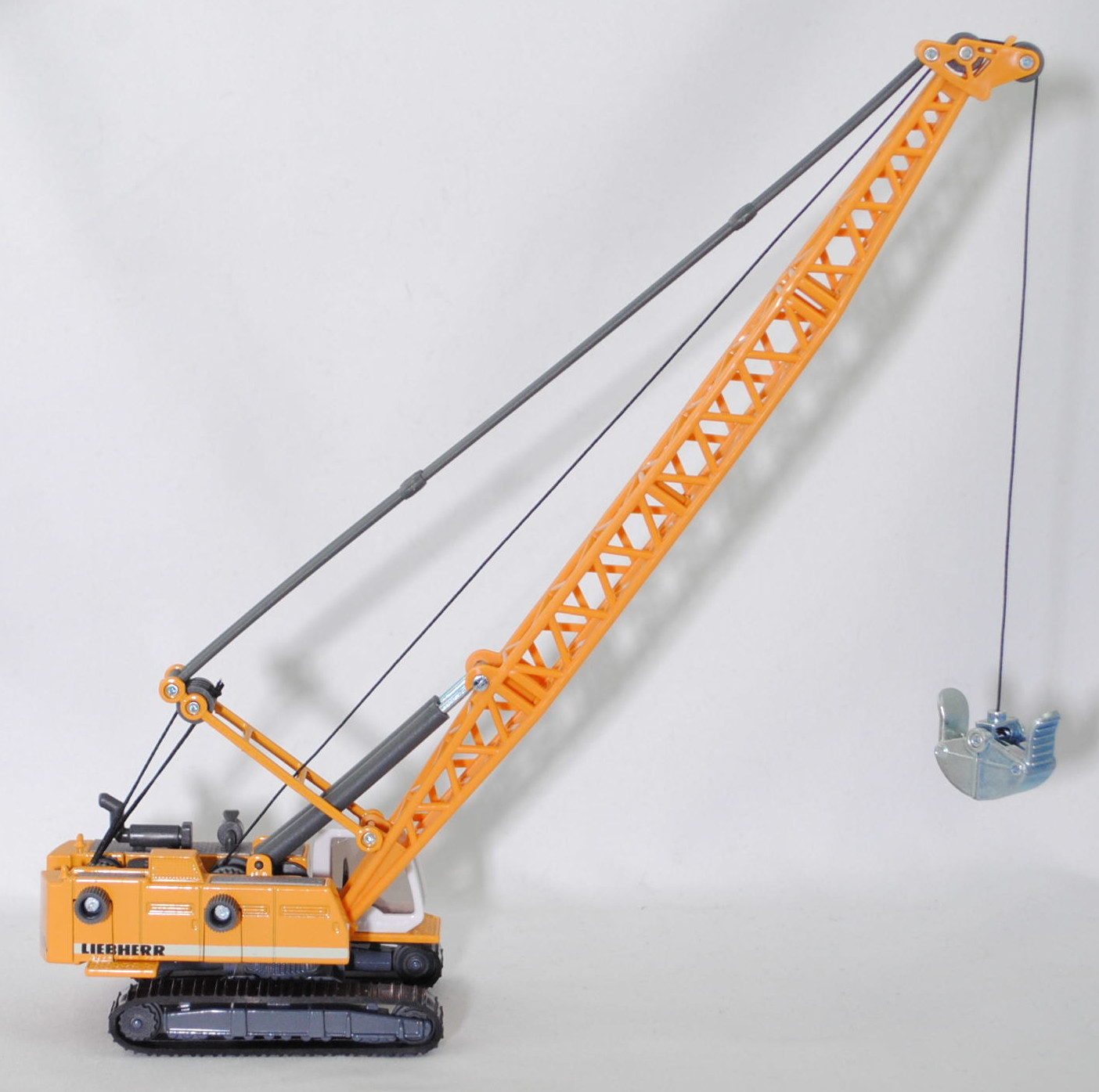 00002 LIEBHERR Hydro-Seilbagger HS 835 HD Litronic® mit Greifer-Ausrüstung (Modell 2006-2014), weiß/gelb/grau, weißgrünem Streifen auf den Seiten, SIKU SUPER 1:87, L17mpK