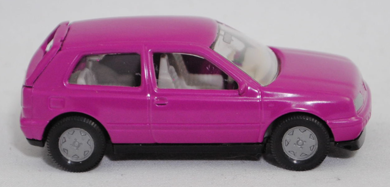 00002 VW Golf III 1.8 GL (Typ 1H, Vorfacelift, Modell 1991-1994), dunkel-verkehrspurpur, innen seidengrau, Lenkrad seidengrau, Chassis schwarz, Hong, Bpr. 1010, SIKU SUPER, 1:56, m