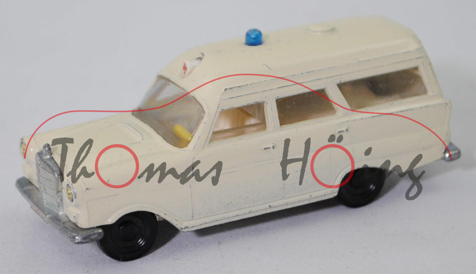00003 BINZ-EUROP 1100 Krankenwagen auf Mercedes-Benz Fahrgestell Typ 190 Dc (W 110, Modell 1961-1965), dunkel-perlweiß, LÜD - 2023, R1, SIKU, 1:61, m-