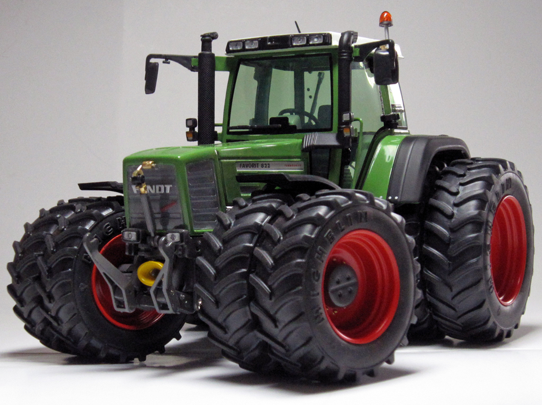 Fendt FAVORIT 822 mit Zwillingsrädern (Ausführung 1996-2000), resedagrün/grau, mit Frontgewicht, wei